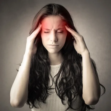 صورة لحامل في الأشهر الأولى تشعر بالصداع