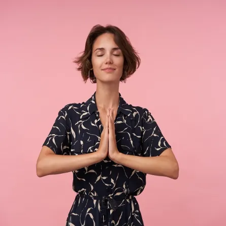 يساعد التأمل واليوجا على استرخاء العضلات المتوترة بعد الخروج من الاكتئاب (المصدر: Freepik)