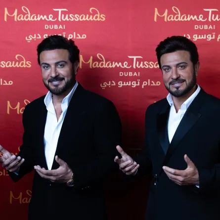 ماجد المهندس مع المجسم الشمعي وجهًا لوجه