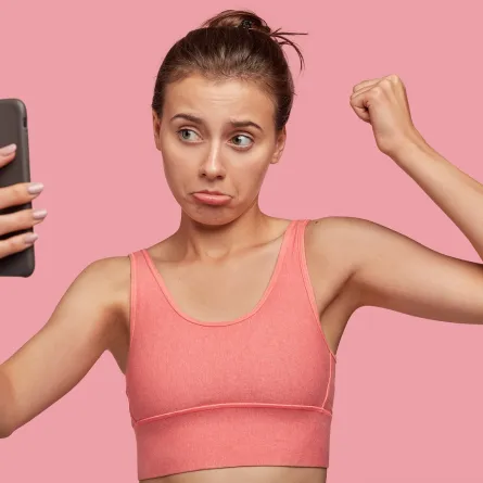 كيف تؤثر مشاهدة صاحبات الجسم المثالي على مواقع التواصل سلبًا على صحتكِ العقلية؟ (المصدر: Freepik)