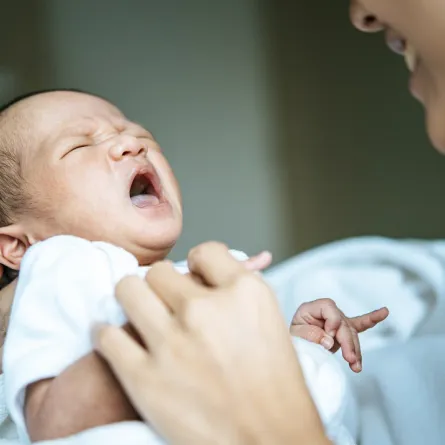 صورة لطفل رضيع يبكي