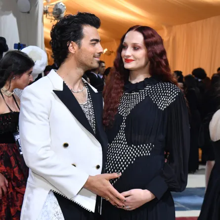 جو جوناس وصوفي تيرنر (Joe Jonas and Sophie Turner).. مصدر الصورة: (ANGELA WEISS / AFP)