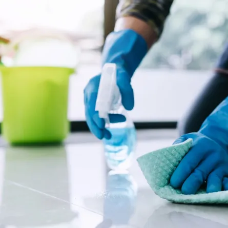 حيل لتنظيف الأرضيات المبقعة بالزيت