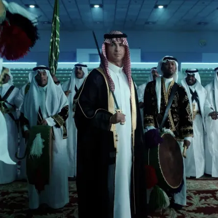 نجوم النصر بالزي السعودي وهم يؤدون العرضة السعودية 