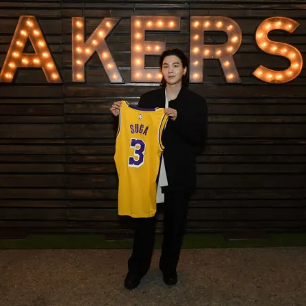 شوغا (SUGA of BTS). مصدر الصورة: Adam Pantozzi/NBAE via Getty Images/AFP