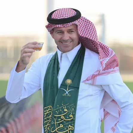 ستيفن جيرارد رفقة نجوم الاتفاق يحتفلون باليوم الوطني السعودي الـ93 - الصورة من حساب نادي الاتفاق على إكس