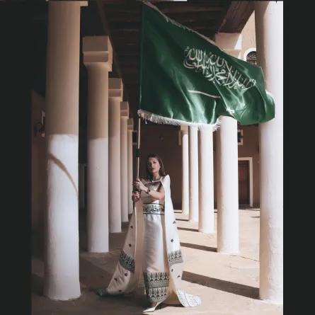التصميم الخاص بمناسبة اليوم الوطني للمصممة نور الظاهري - تصوير عادل الشاهد