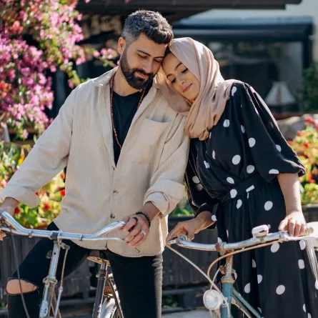 صورة تعبيرية - ترابط الزوجين- من موقع pexels  للمصور mikhail-nilov