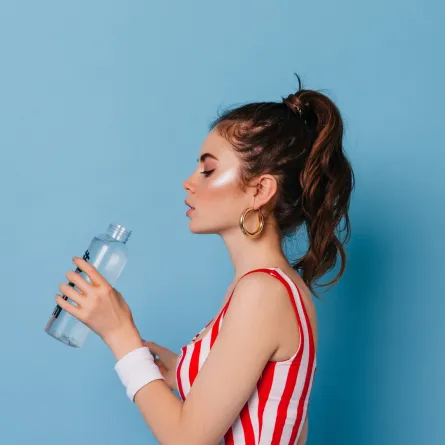 شرب مياه الكولاجين- الصورة من Freepik 