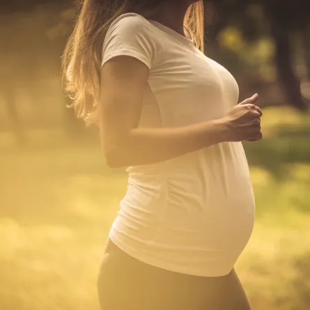 صورة لحامل تمارس رياضة المشي