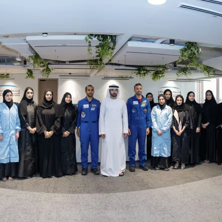 الشيخ حمدان بن محمد أثناء زيارته لمركز محمد بن راشد للفضاء. الصورة من الحساب الرسمي لمركز محمد بن راشد للفضاء على منصة x