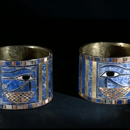 زوج من الأساور عُثر عليها على ذراعي الملك شوشنق الثاني مُصممة من الذهب واللازورد والعقيق والخزف الأبيض (مصدر الصورة- Werner Forman/Universal Images Group/Getty Images)