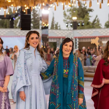 الملكة رانيا وعزة السديري إلى جانب الأميرة إيمان والأميرة سلمى (Queen Rania, Azza al-Sudairi alongside Princess Iman and Princess Salma). مصدر الصورة: Office of Queen Rania Al Abdullah / AFP