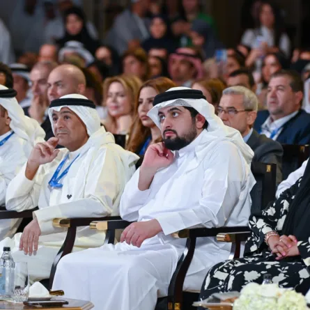 الشيخ أحمد بن محمد بن راشد آل مكتوم خلال حضوره منتدى الإعلام العربي. الصورة من حساب نادي دبي للصحافة على منصة x