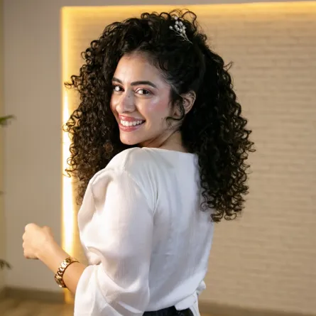 تسريحة الشعر المرفوع من جانب واحد - تصوير منى مجدي