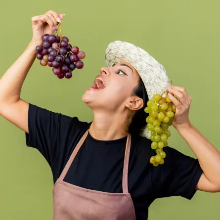 صورة لحامل تحمل عناقيد العنب