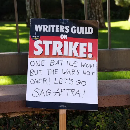 إضراب رابطة الكتاب الأمريكية WGA. مصدر الصورة: Mario Tama/Getty Images/AFP