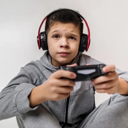 صورة لطفل مندمج في اللعب