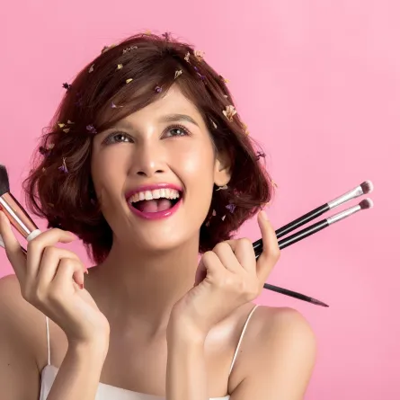 تنظيف فراشي المكياج- الصورة من Freepik 