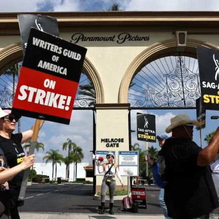 إضراب رابطة الكتاب الأمريكية.. مصدر الصورة: Mario Tama/Getty Images/AFP