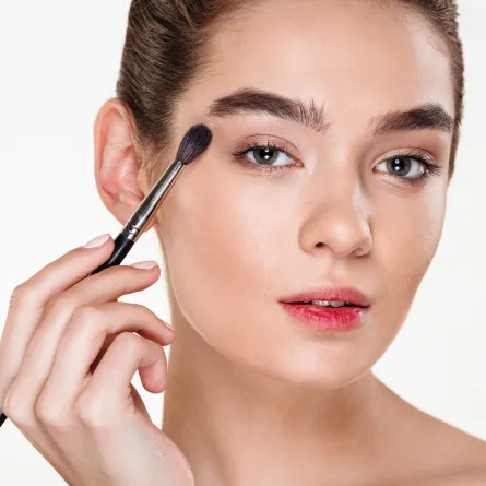تطبيق مكياج صحي - الصورة من Freepik 