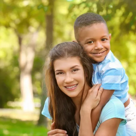 صورة لطفل يحتضن أمه