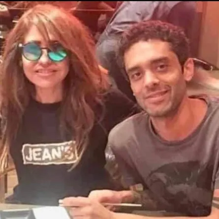 أحمد سامي العدل مع والدته - الصورة من حساب شقيقته رشا على الفيس بوك