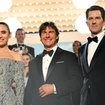 جينيفر كونيلي، توم كروز والمخرج الأمريكي جوزيف كوسينسكي (jennifer Connelly, Tom Cruise and US director Joseph Kosinski). مصدر الصورة: CHRISTOPHE SIMON / AFP