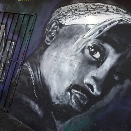 جدار مخصص لذكرى مغني الراب الأمريكي توباك شاكور. مصدر الصورة: VALERIE MACON / AFP