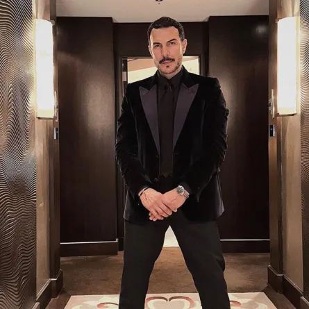 باسل خياط ببدلة كلاسيكيتة باللون الأسود