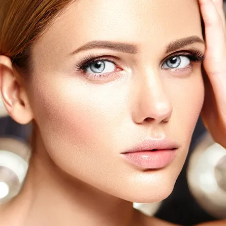 ما هي صيحة المكياج المبلّل التي انتشرت في الآونة الأخيرة؟ (المصدر: Shutterstock)