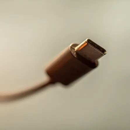 منفذ شحن USB-C يأتي بامتيازات جديدة لهواتف آيفون 15 - الصورة من unsplash by marcus urbenz