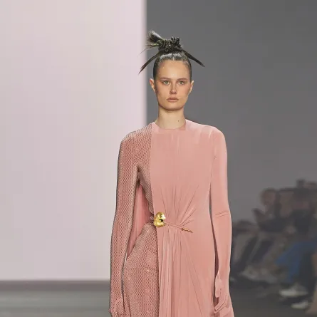 ملابس رسمية للمحجبات من يوسف أكبر Yousef Akbar (الصورة من موقع Launchmetrics/Spotlight ©)