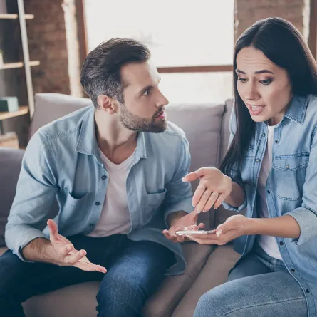 علامات تؤكد أن زوجك يخفي عنك الأسرار - الصورة من Shutterstock 