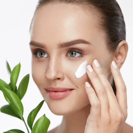 الأعشاب قد تمنحكِ بشرة شابة- المصدر Shutterstock