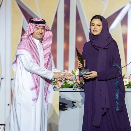 الظهور الأول للشاعرة العالية "شموخ العقلا" في معرض الرياض الدولي للكتاب 2023 - الصورة من Benchmark