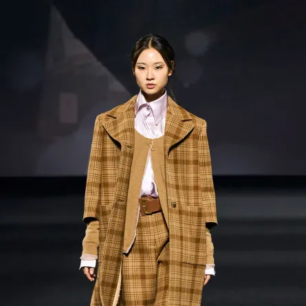 معطف بنقشة المربعات للمحجبات.. من مس جي Miss Gee (الصورة من موقع Launchmetrics/Spotlight ©)