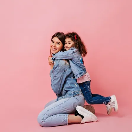 صورة لأم تحمل ابنتها