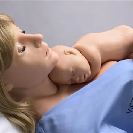 الروبوت فيكتوريا مع رضيعها- (مصدر الصورة: موقع wsj video)