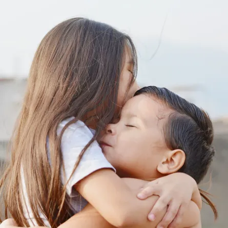 صورة لطفلين