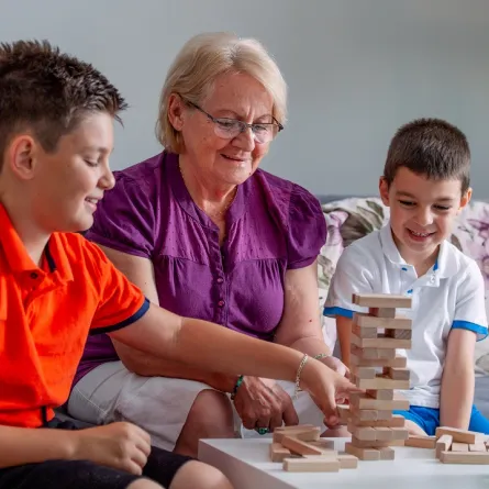 صورة تجمع الجدة تلعب مع حفيديها