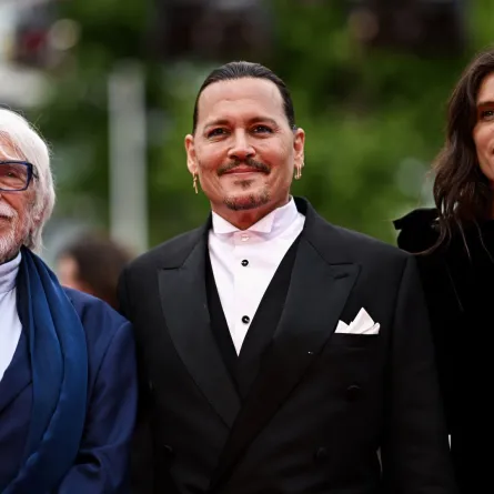 الممثل الفرنسي بيير ريتشارد والممثل الأمريكي جوني ديب والممثلة الفرنسية مايوين (French actor Pierre Richard, US actor Johnny Depp and French actress director Maiwenn). مصدر الصورة: LOIC VENANCE / AFP