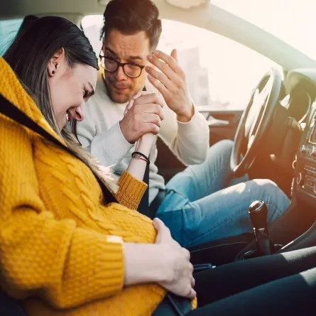 صورة لامرأة حامل تشعر بالألم