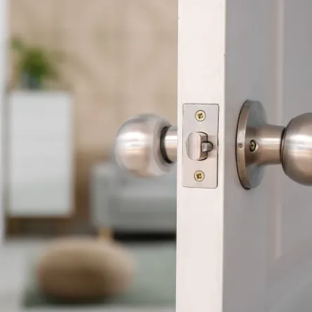 طرق متبعة في تنظيف مقابض الأبواب