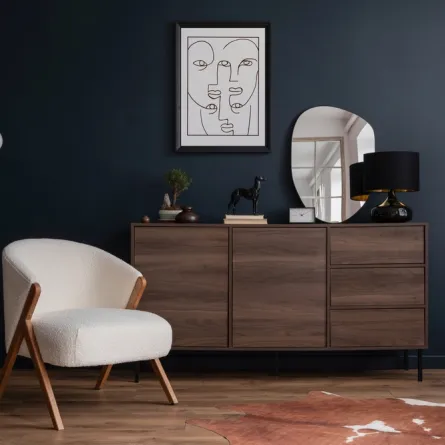 حضور الأثاث الخشب الداكن شائع في المنزل المعاصر 