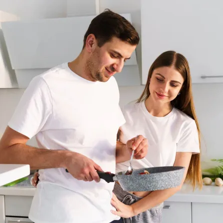 زوجان يعدان وجبة طعام معاً