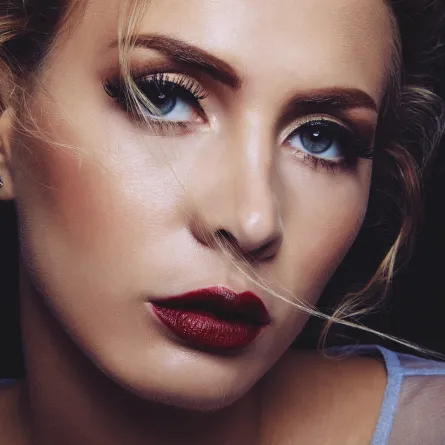 مكياج يناسب البشرة الدهنية- الصورة من Freepik 