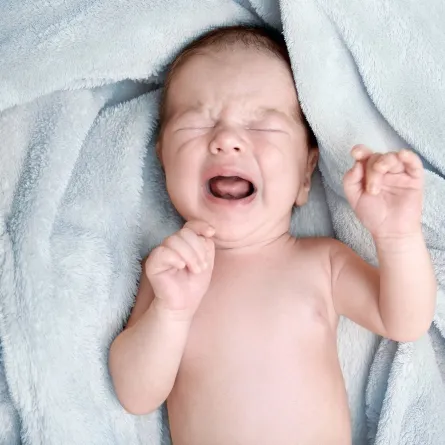 صورة لطفل رضيع يبكي