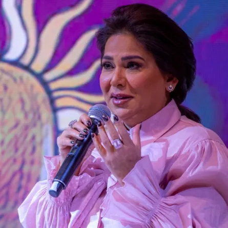 نوال الكويتية  أثناء  حديثها للحضور في حفل توقيع العقد وتدشين ألبوم الأرض