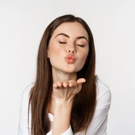 شد الشفاه مقابل الحشو - الصورة من freepik 